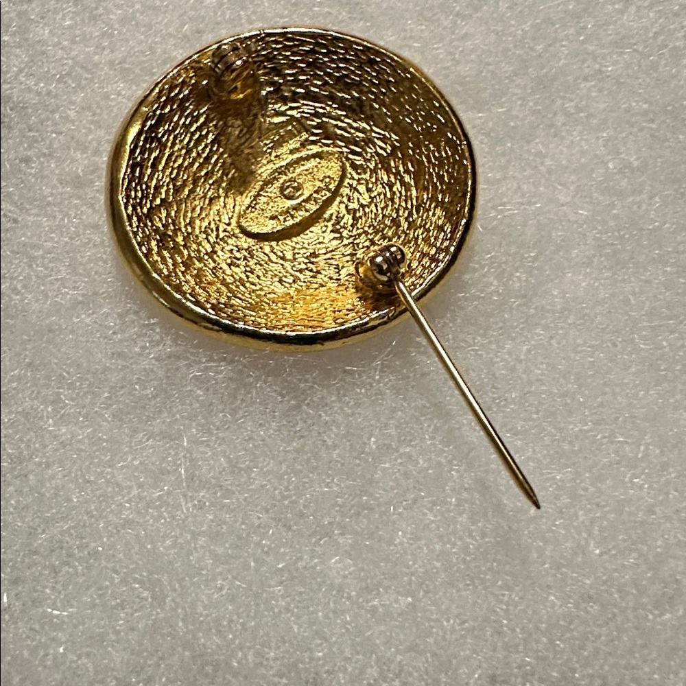CHANEL Gold Textured Brooch - Picture 2 of 3